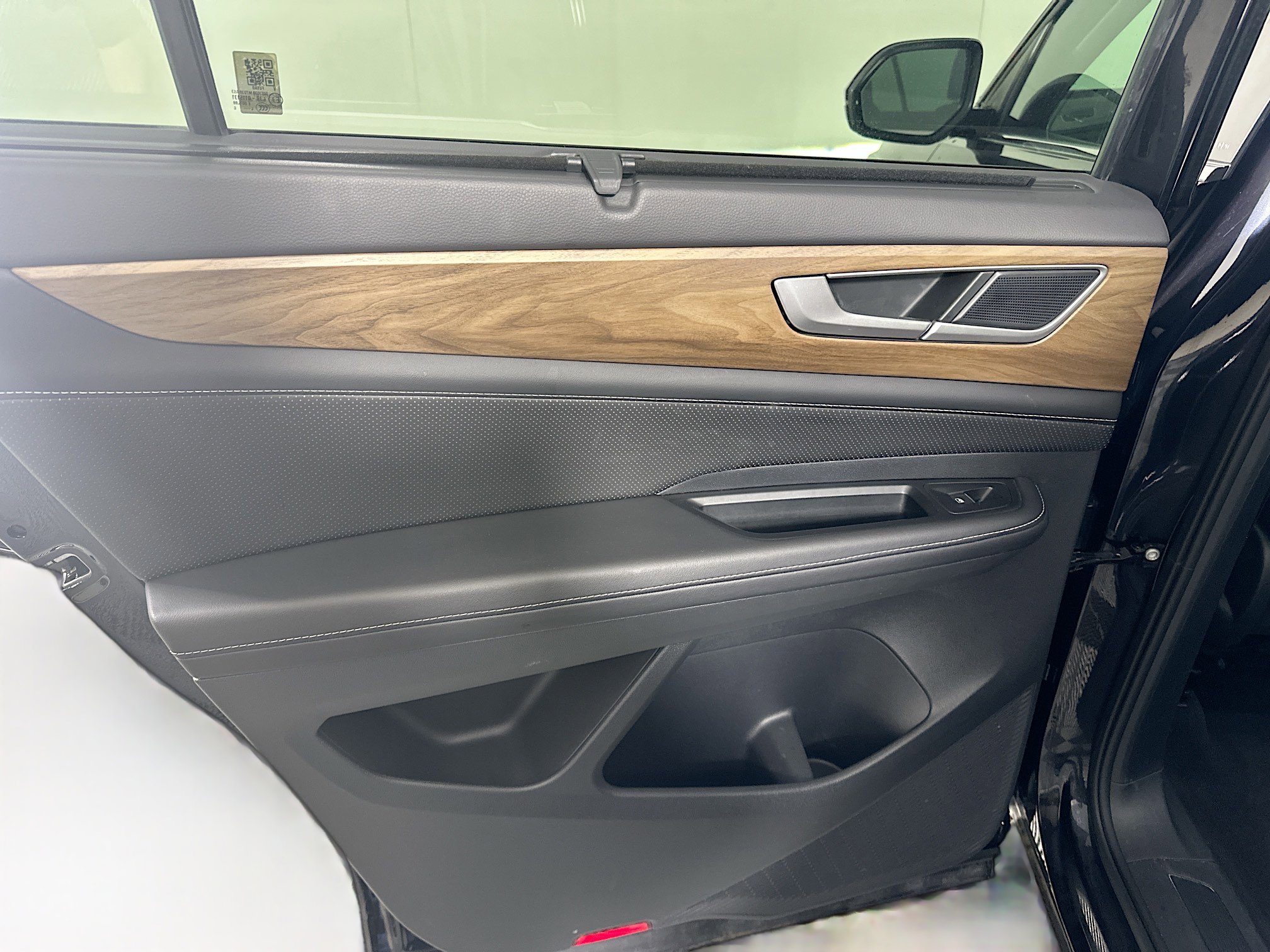 Used 2025 Volkswagen Atlas SE image 25