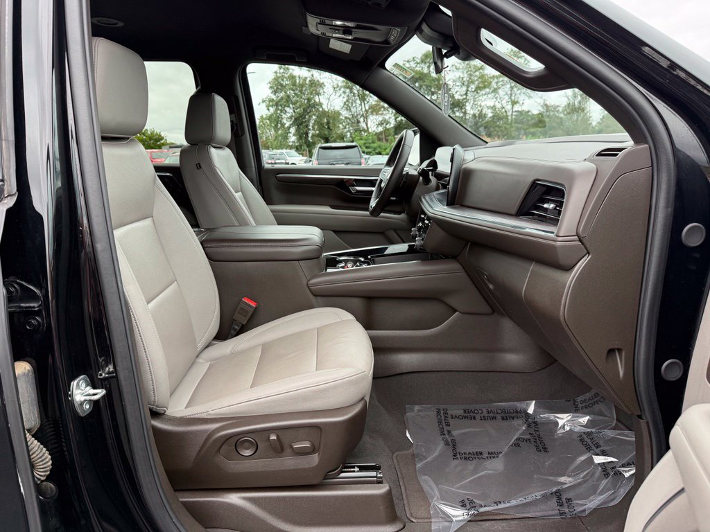 Used 2025 Chevrolet Suburban LT AWD/4WD image 19
