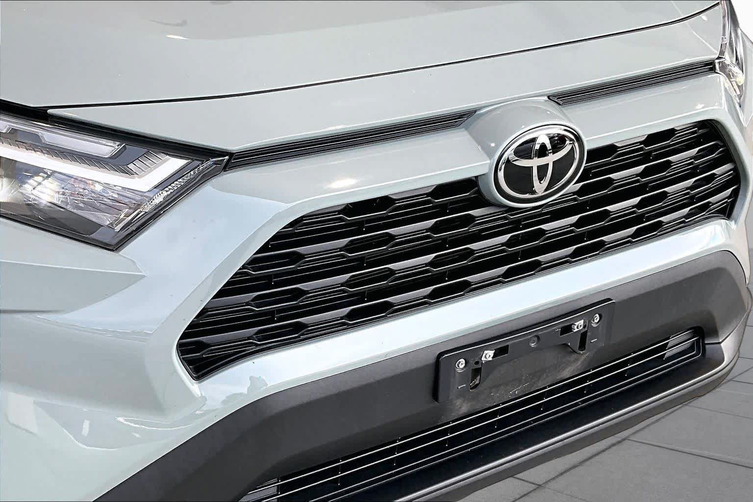 Used 2022 Toyota RAV4 XLE w/ Convenience Package FWD image 29