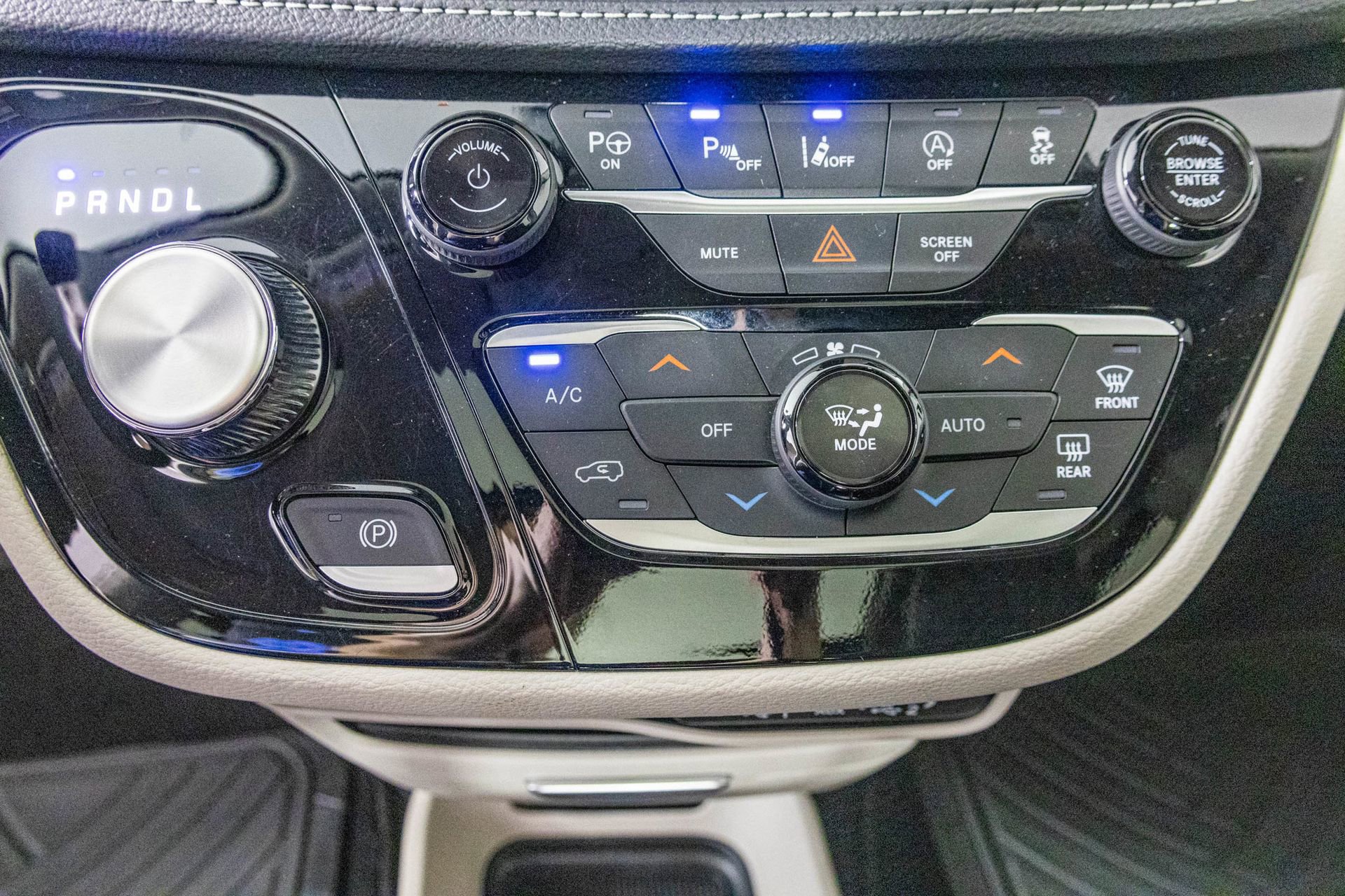 Used 2024 Chrysler Pacifica Touring-L image 25