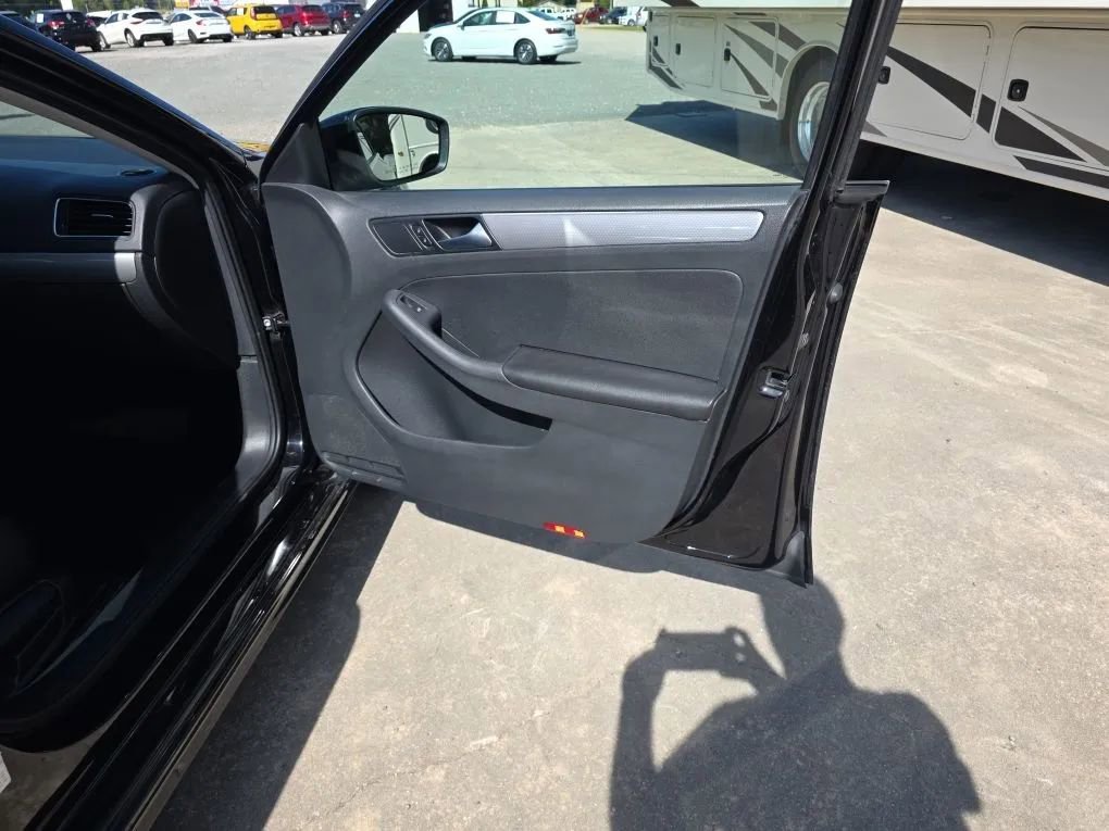 Used 2017 Volkswagen Jetta SE image 45