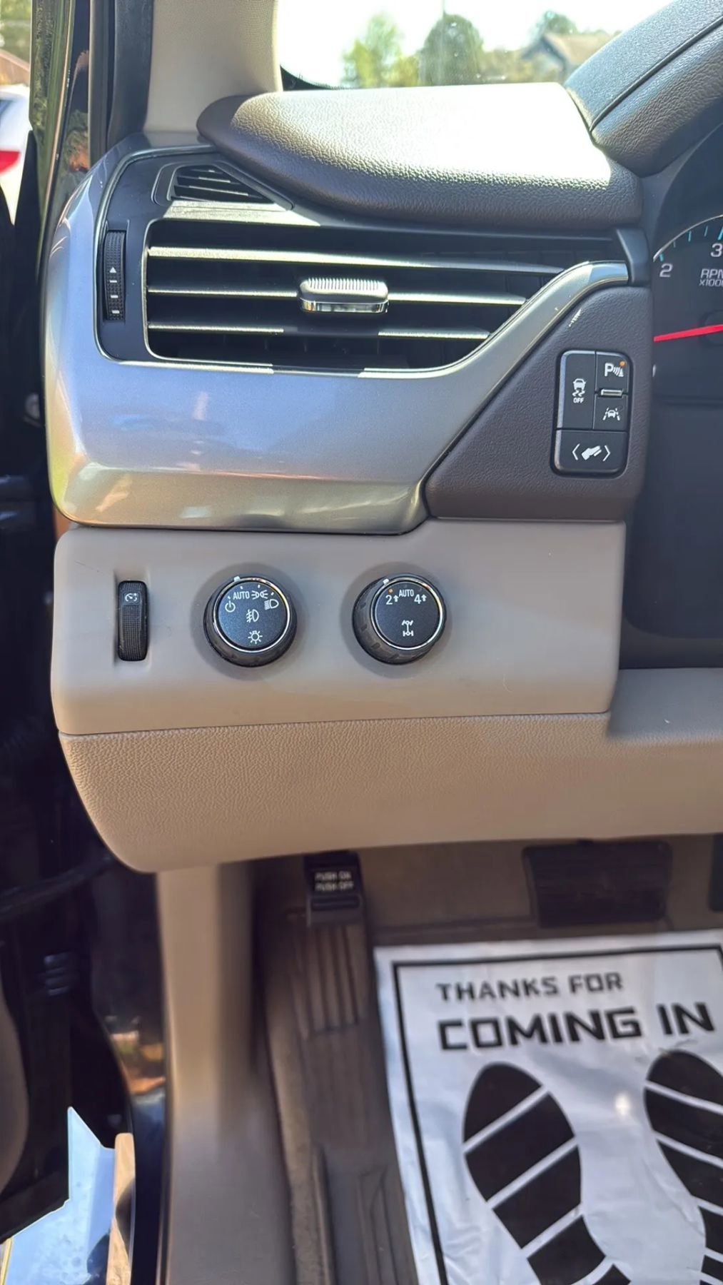 Used 2019 Chevrolet Tahoe LT w/ LT Signature Package AWD/4WD image 13