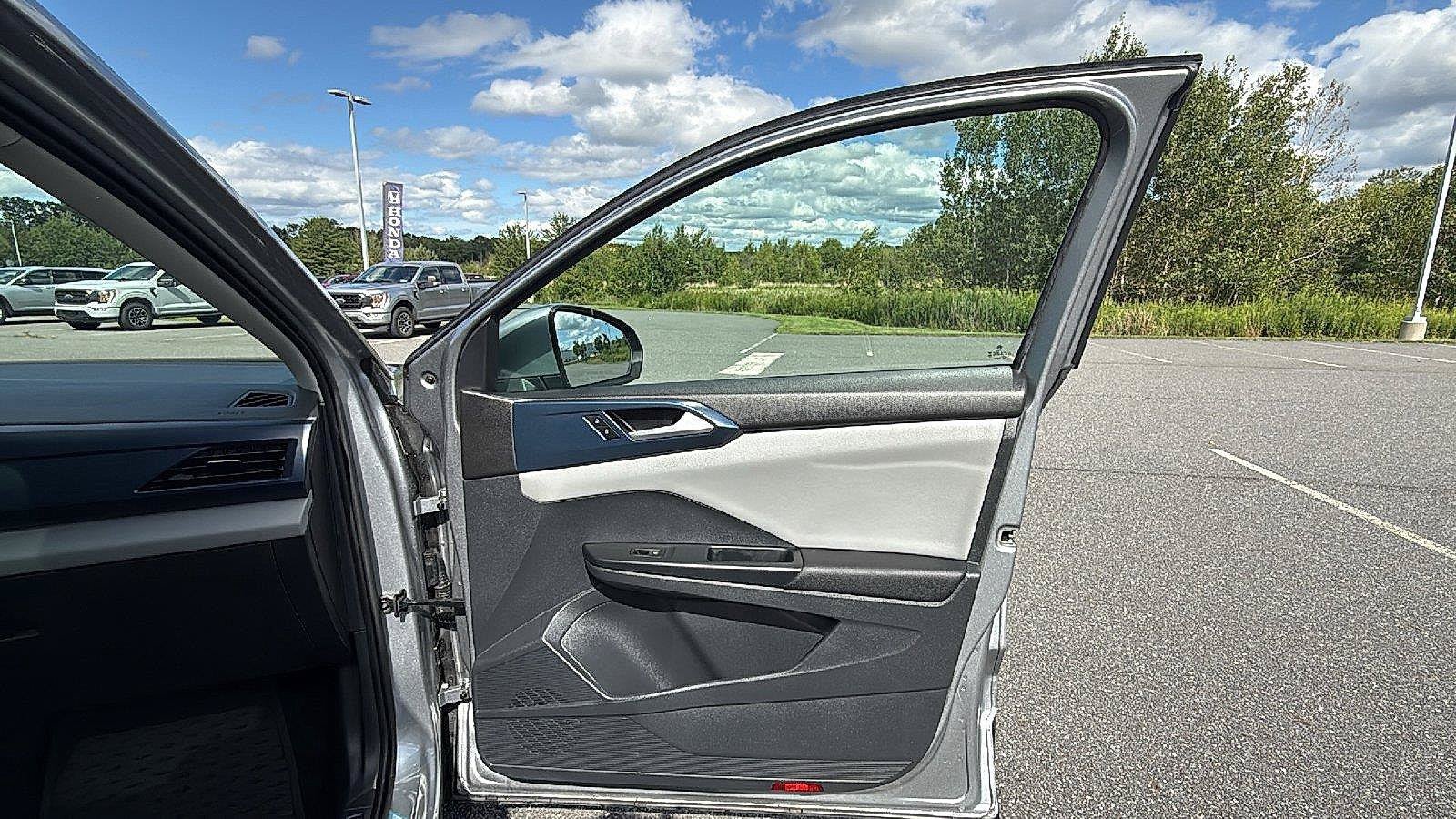 Used 2023 Volkswagen Taos SE w/ Panoramic Sunroof Package AWD/4WD image 16