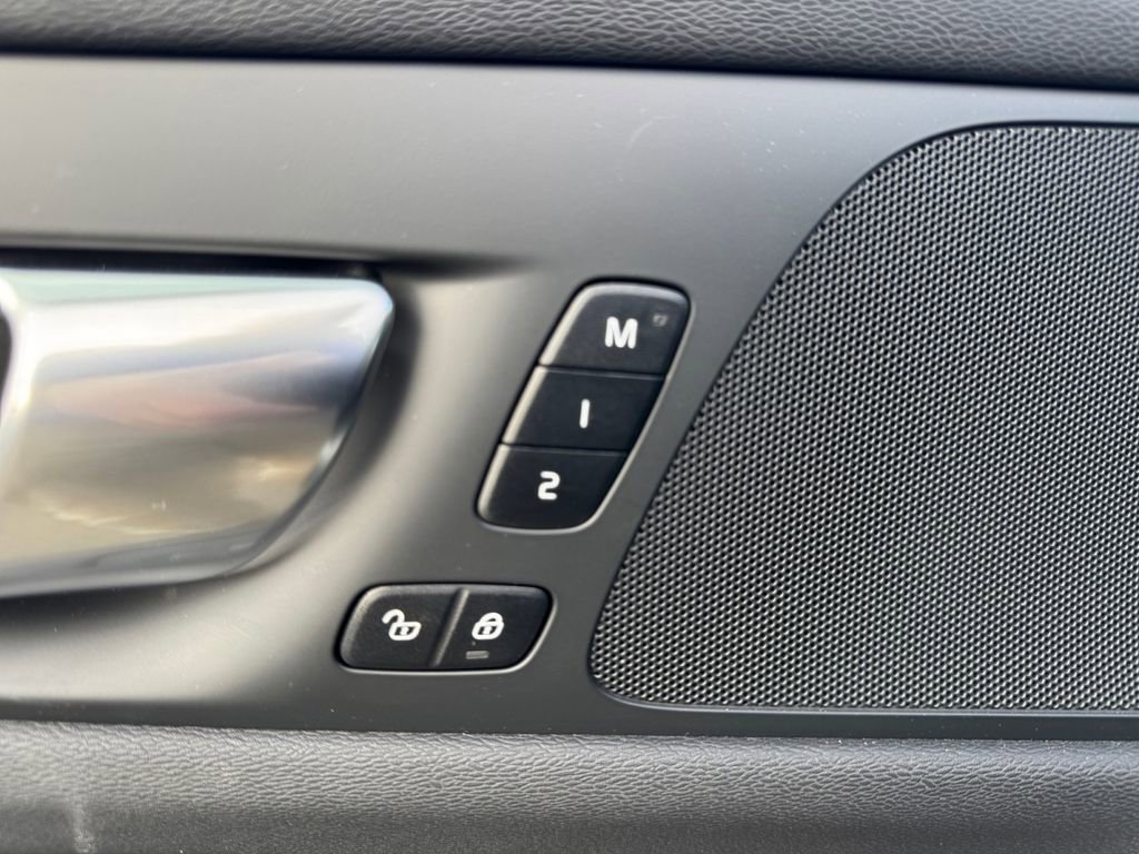 Certified 2025 Volvo V60 B5 Cross Country Plus image 12