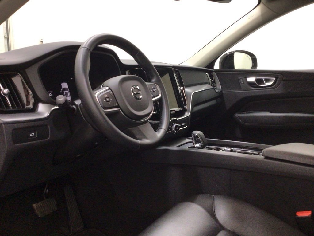 Used 2025 Volvo XC60 B5 Core image 9