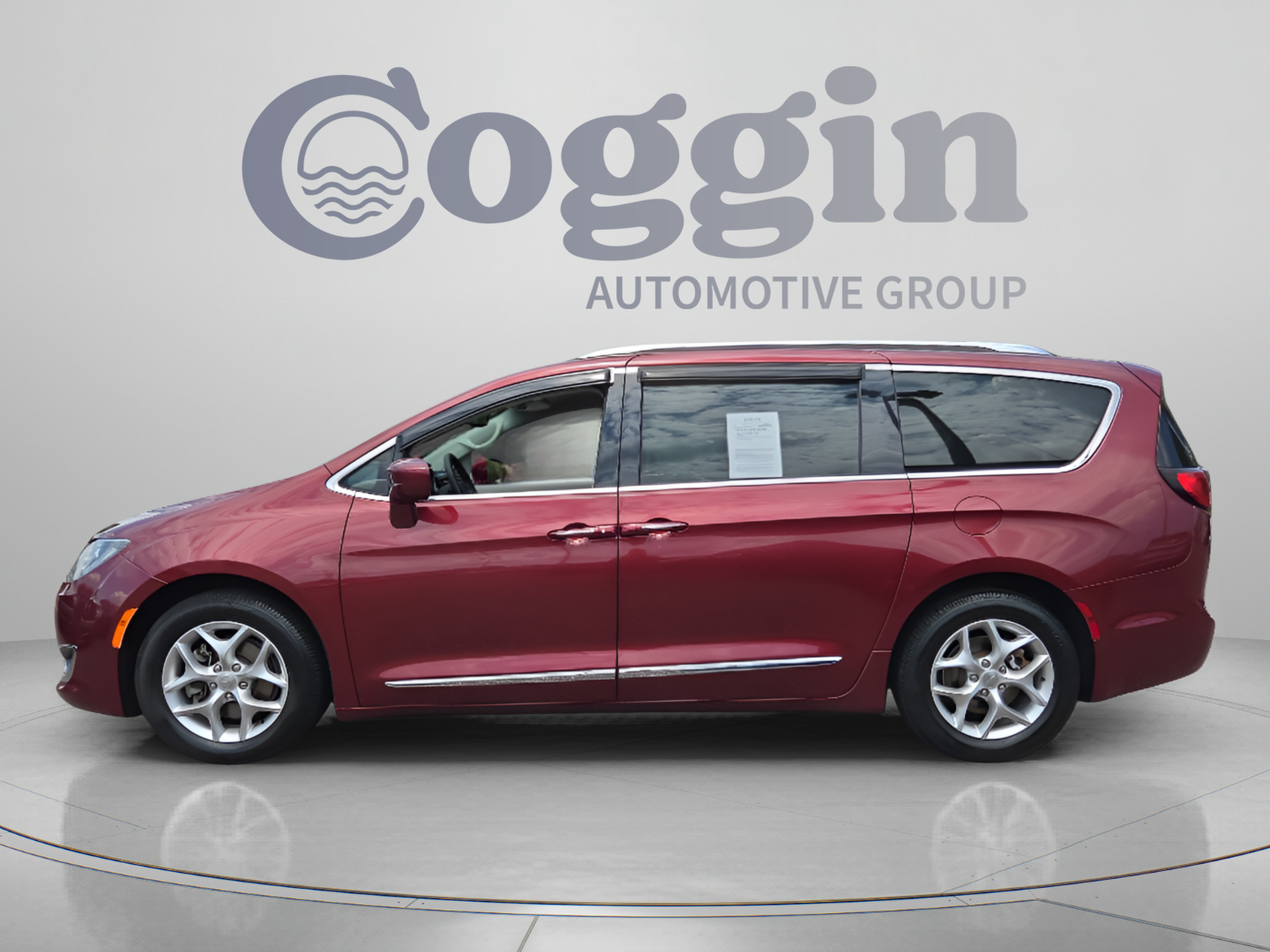 Used 2018 Chrysler Pacifica Touring-L w/ Tire & Wheel Group FWD image 2