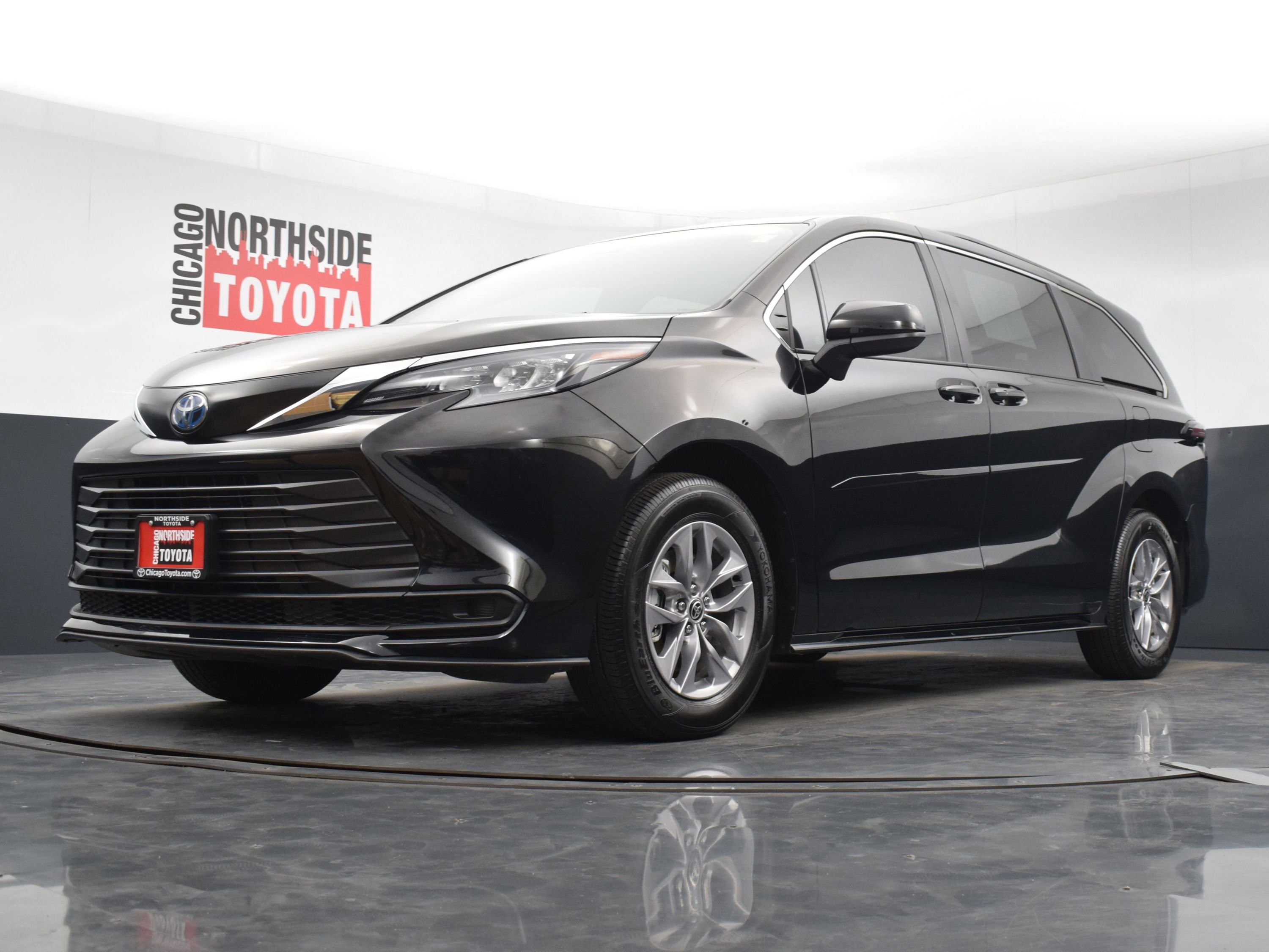 Used 2025 Toyota Sienna LE image 32