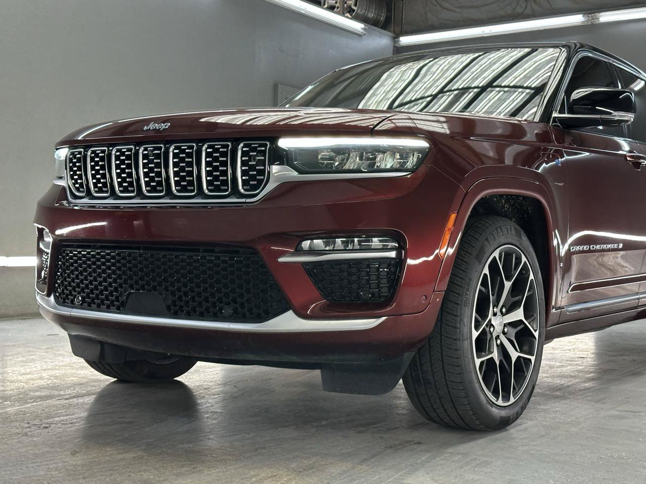 Used 2023 Jeep Grand Cherokee Summit AWD/4WD image 4