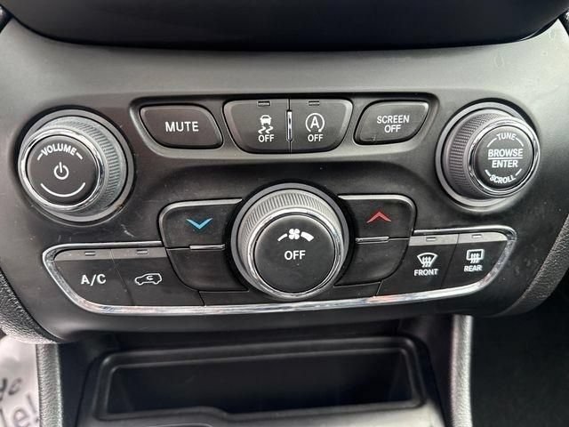 Used 2022 Jeep Cherokee Latitude w/ Sun & Sound Group AWD/4WD image 13