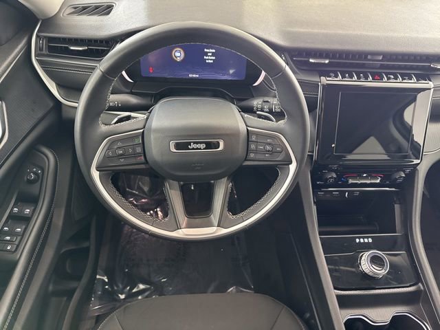 Used 2024 Jeep Grand Cherokee Laredo AWD/4WD image 23