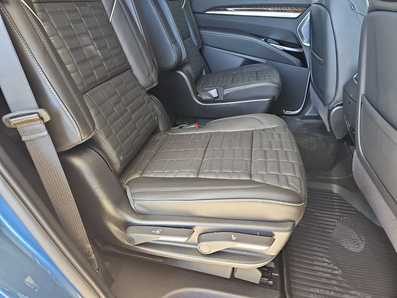 New 2026 Cadillac Escalade Platinum Sport w/ LPO, ONYX Package AWD/4WD image 15