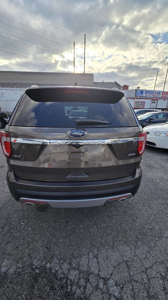 Used 2016 Ford Explorer XLT w/ Equipment Group 202A image 5