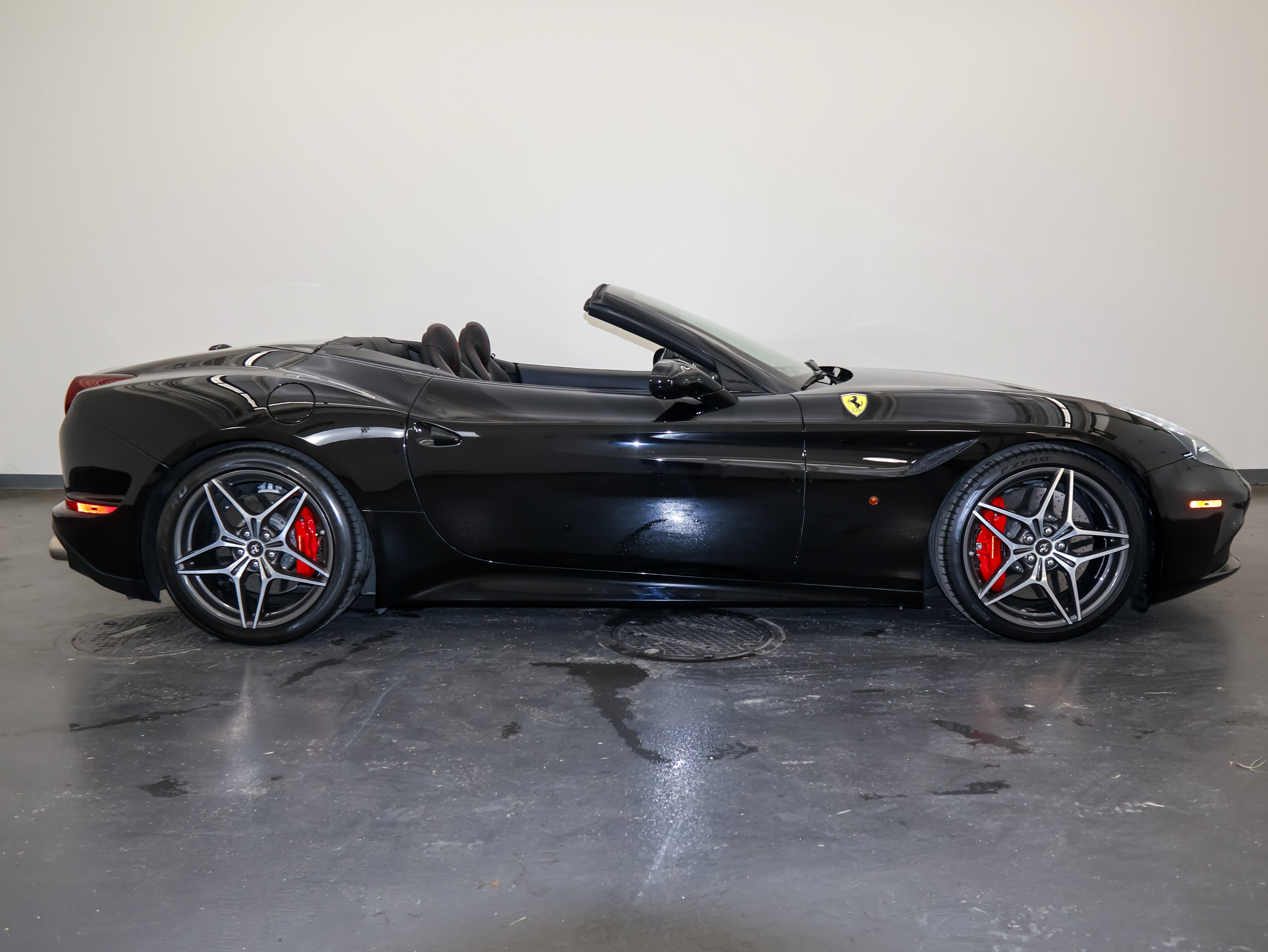 Used 2017 Ferrari California T RWD image 3