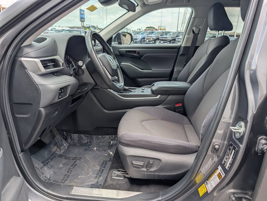 Used 2024 Toyota Highlander LE FWD image 11