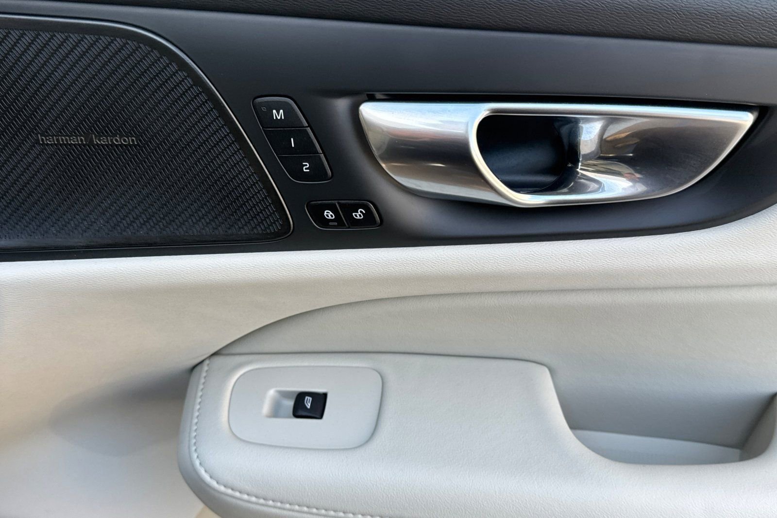 Used 2025 Volvo V60 B5 Cross Country Ultra w/ Protection Package Premier image 19