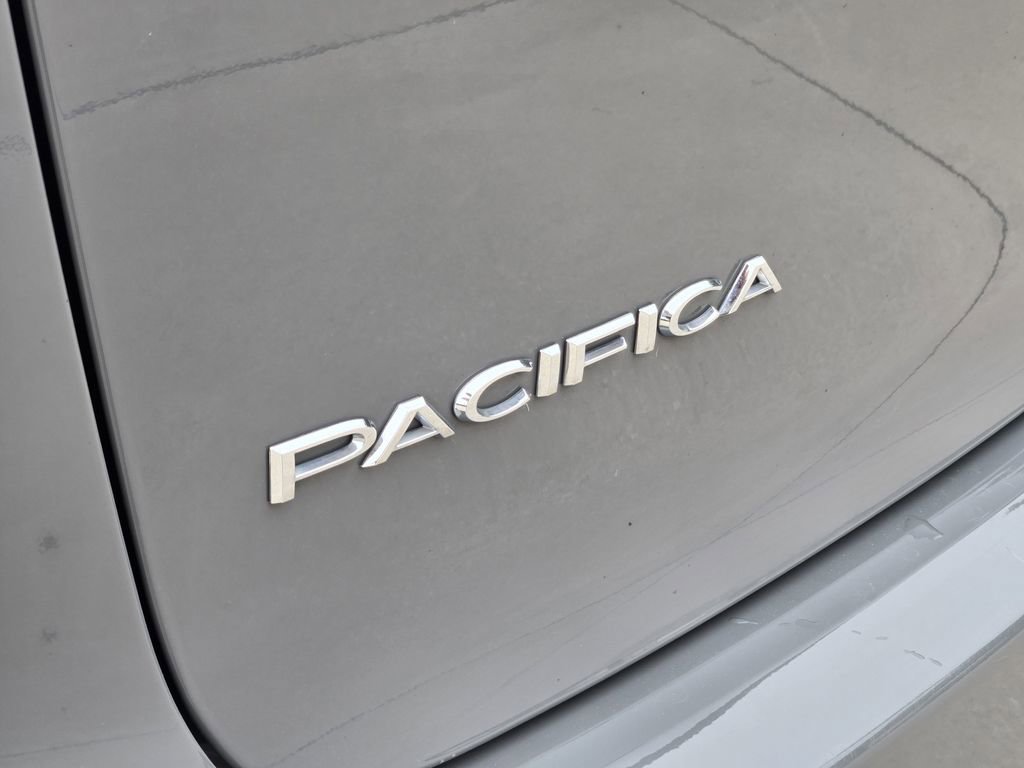 Used 2023 Chrysler Pacifica Touring-L FWD image 16