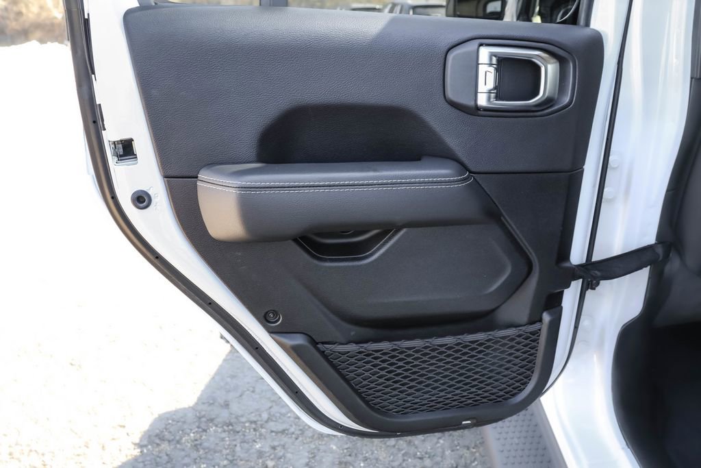 Used 2022 Jeep Wrangler Unlimited Sahara w/ Cold Weather Group AWD/4WD image 26