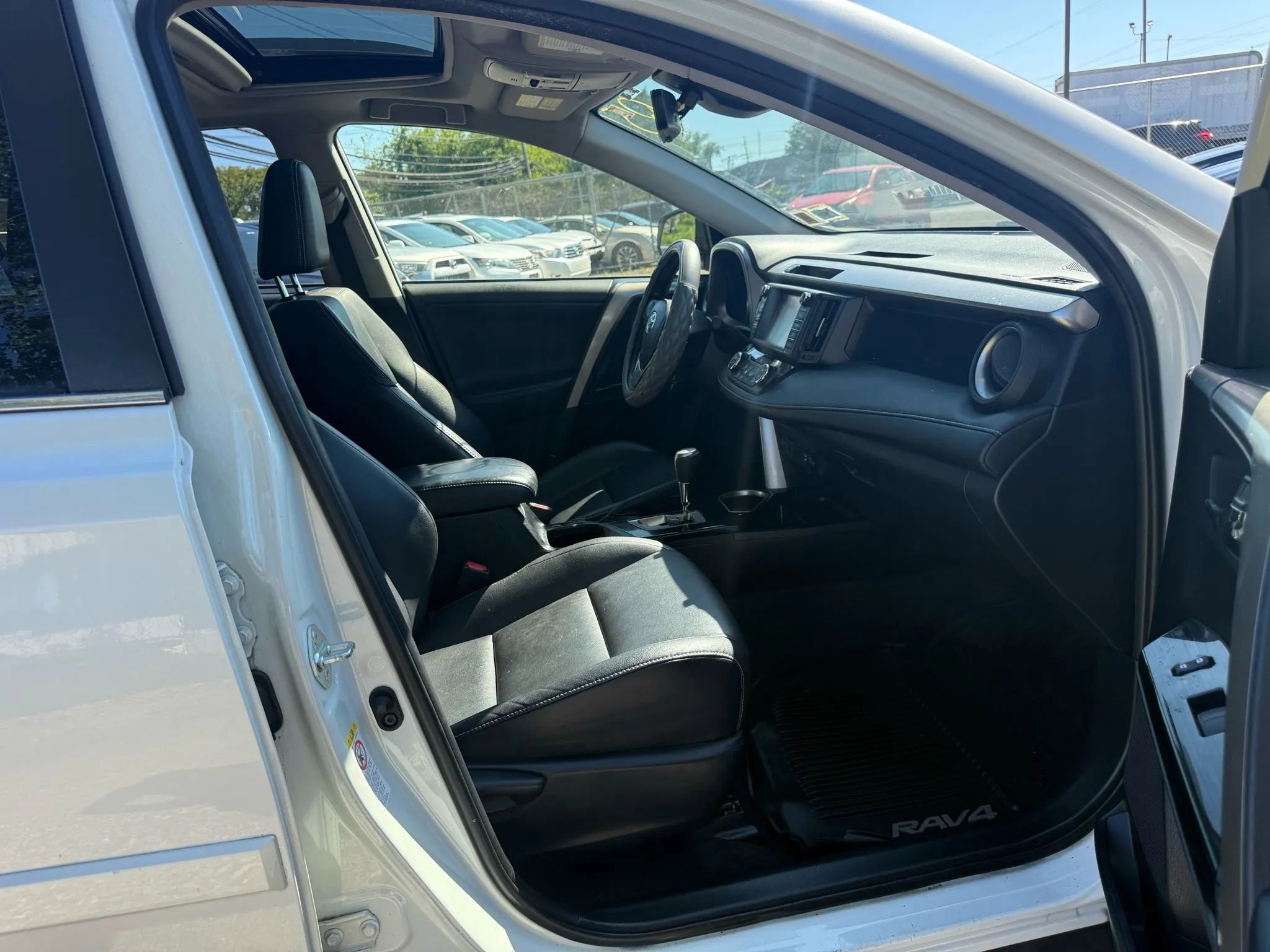 Used 2018 Toyota RAV4 Limited image 29