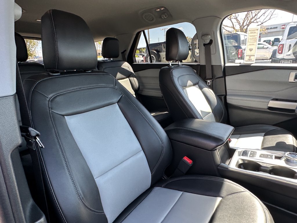 Used 2023 Ford Explorer XLT w/ Equipment Group 202A RWD image 16