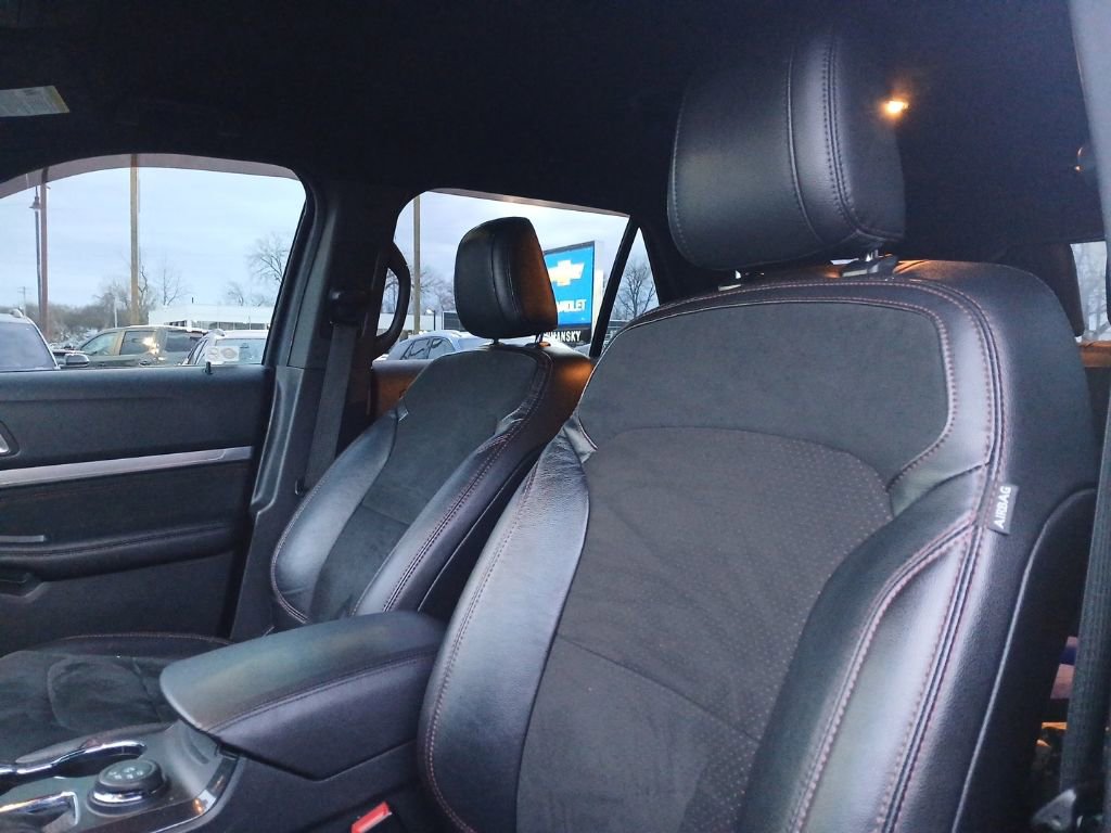 Used 2019 Ford Explorer XLT w/ XLT Sport Appearance Package image 13