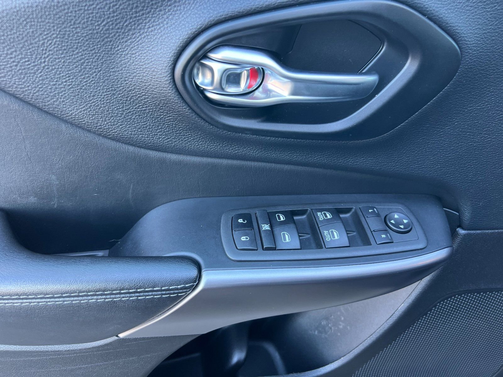 Used 2022 Jeep Cherokee Latitude Lux w/ Sun & Sound Group image 11