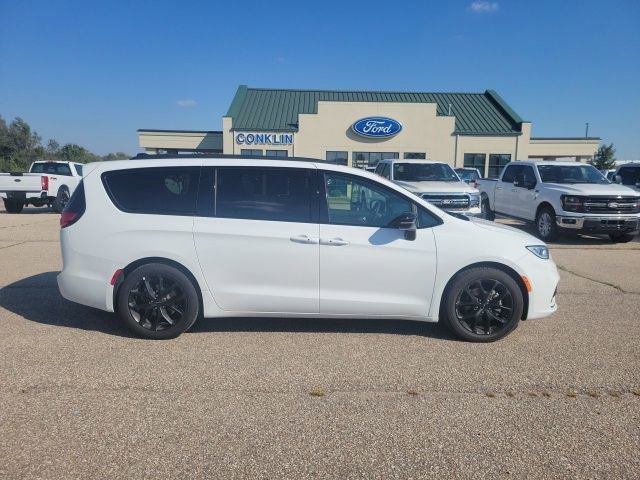 Used 2025 Chrysler Pacifica Limited image 21