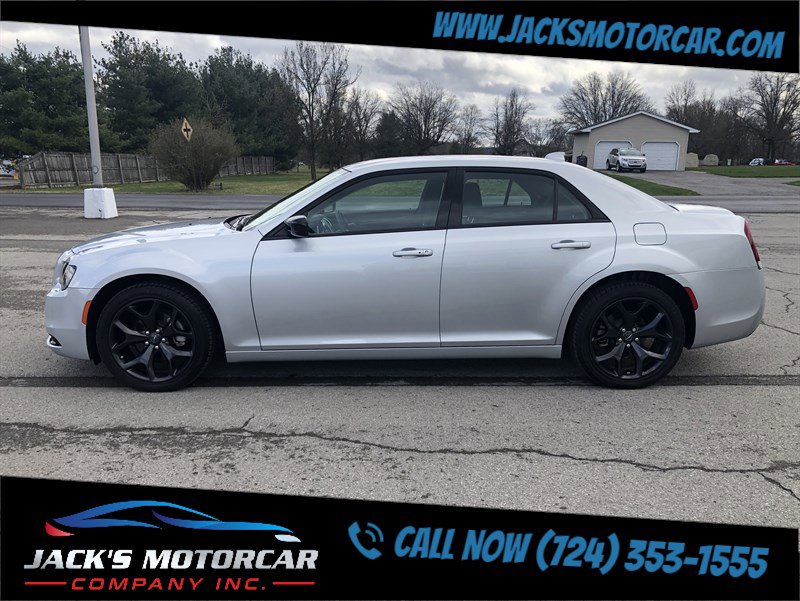 Used 2022 Chrysler 300 Touring w/ Sport Appearance Package image 2