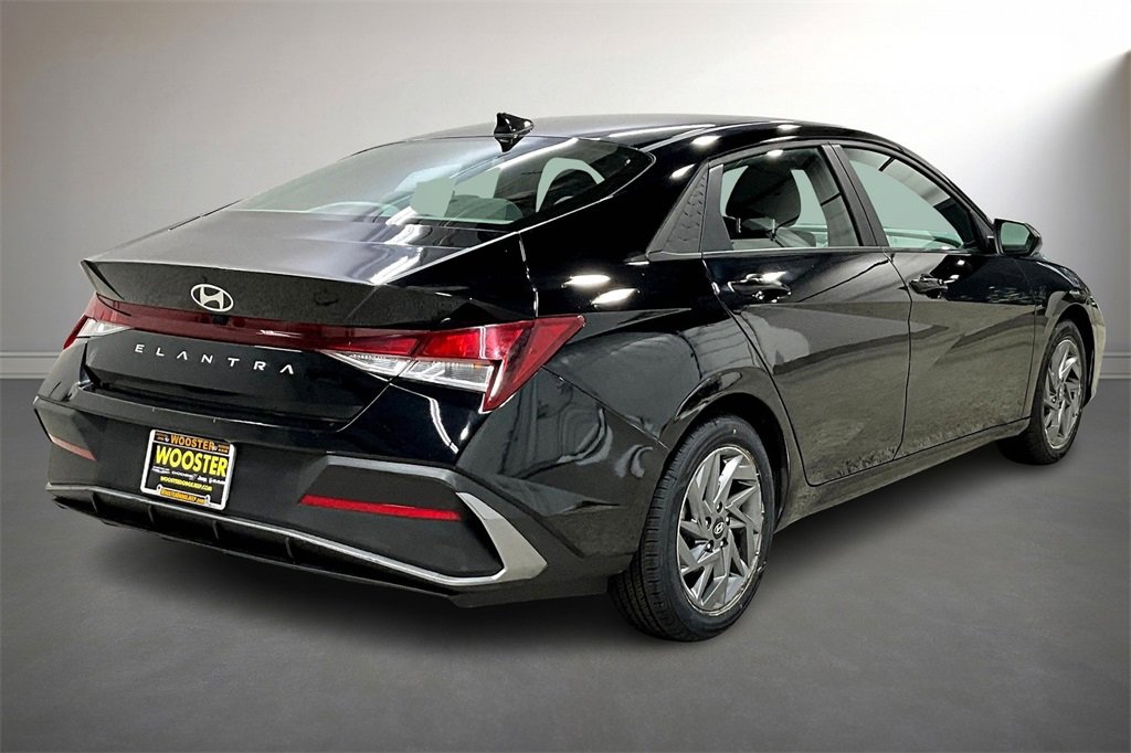 Used 2024 Hyundai Elantra SEL image 5