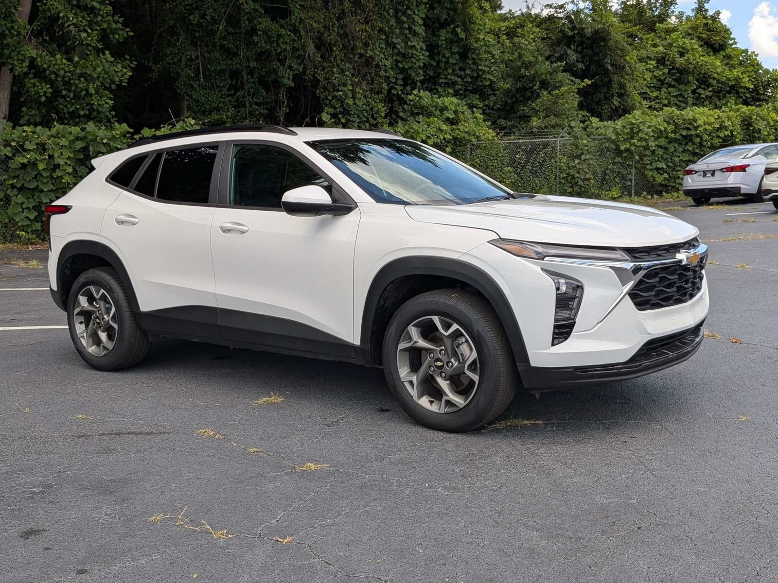 Used 2025 Chevrolet Trax LT FWD image 2