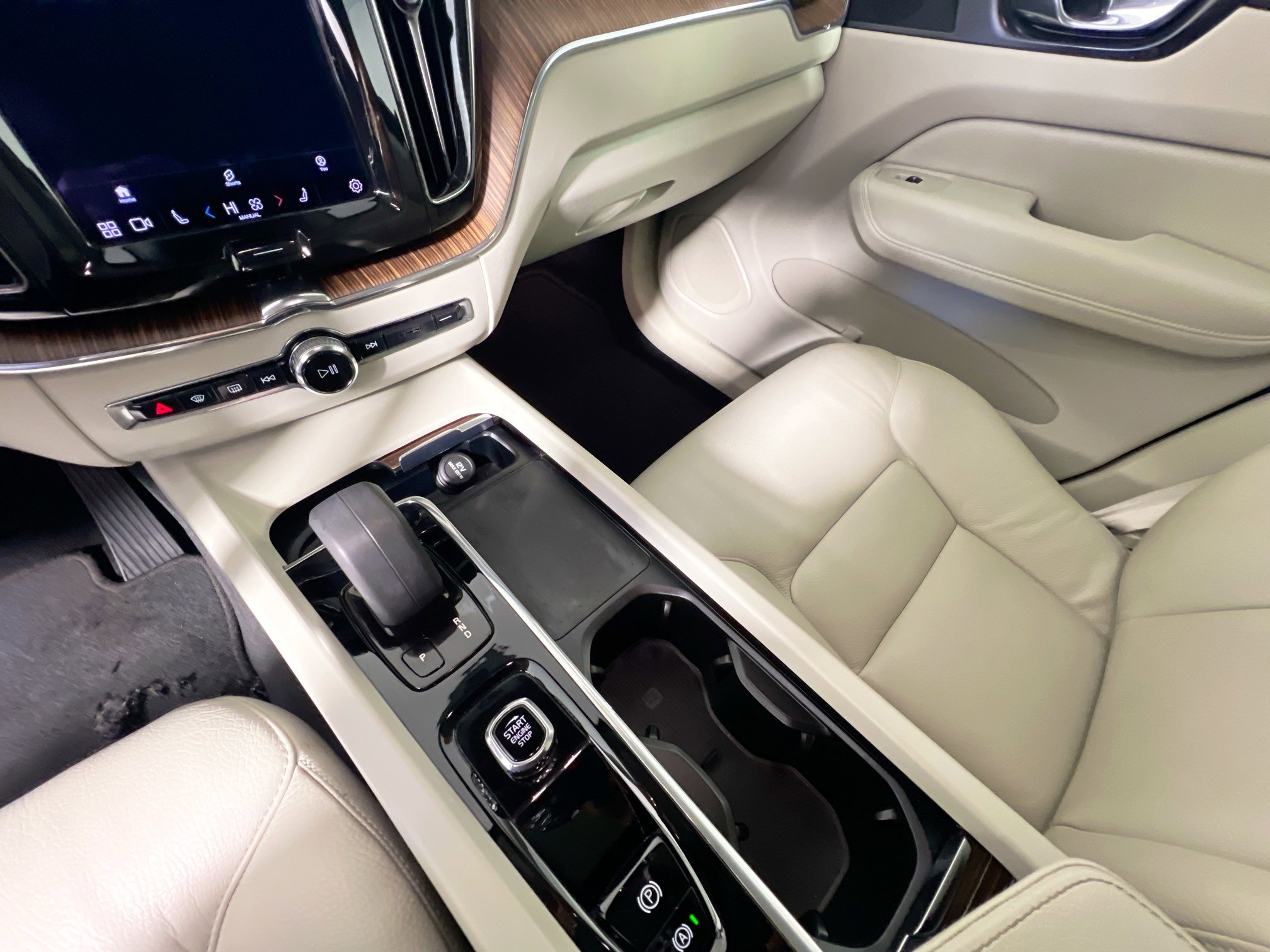 Used 2022 Volvo XC60 B5 Momentum image 26