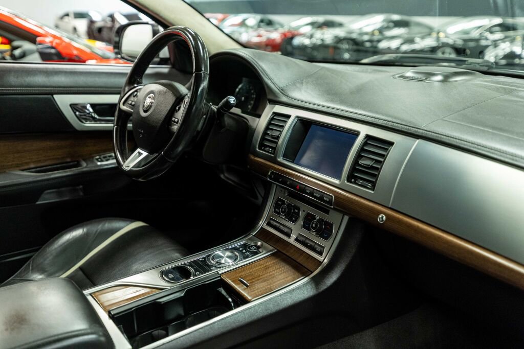 Used 2015 Jaguar XF Sport image 15