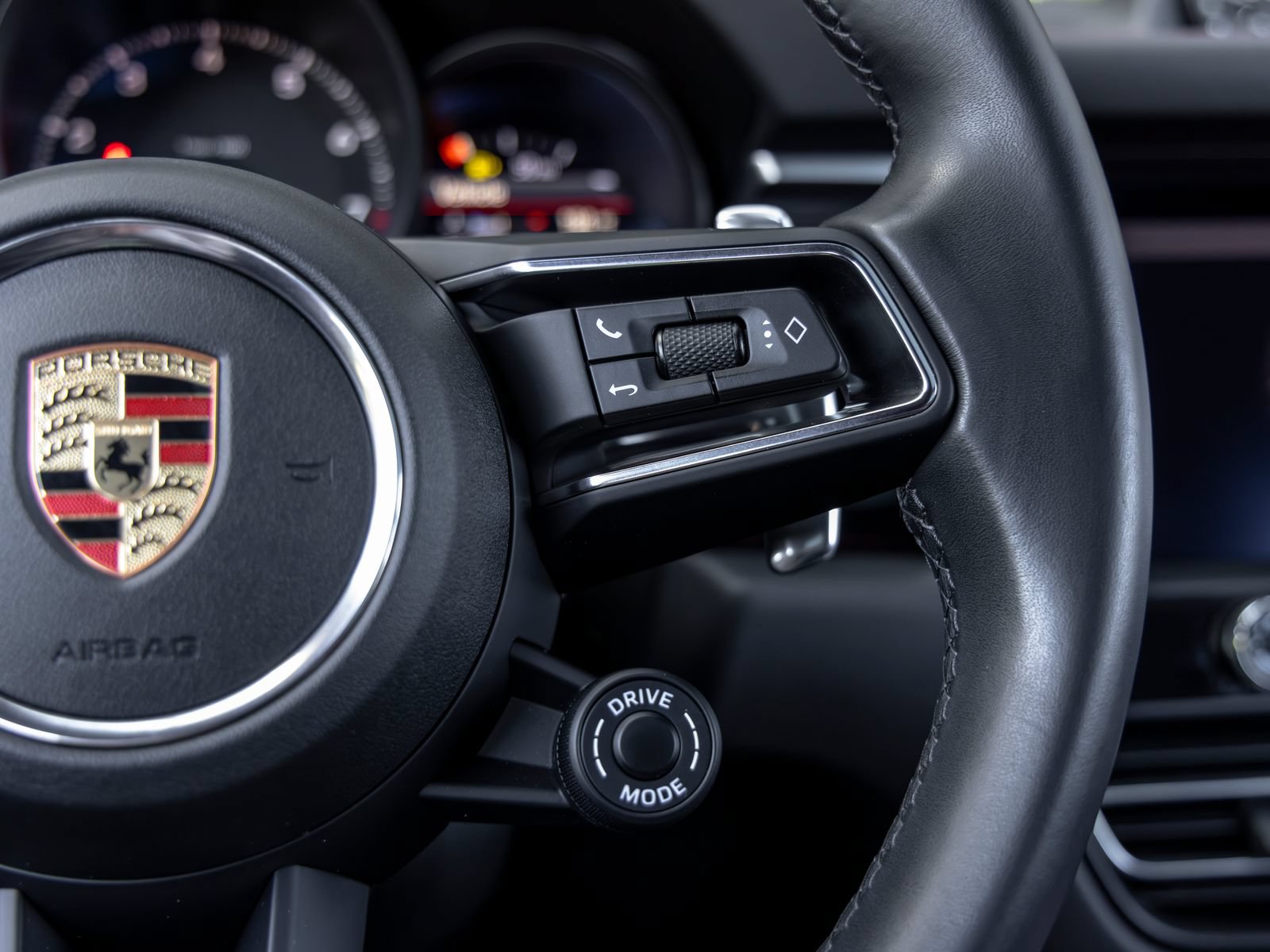 Certified 2023 Porsche Macan AWD/4WD image 31