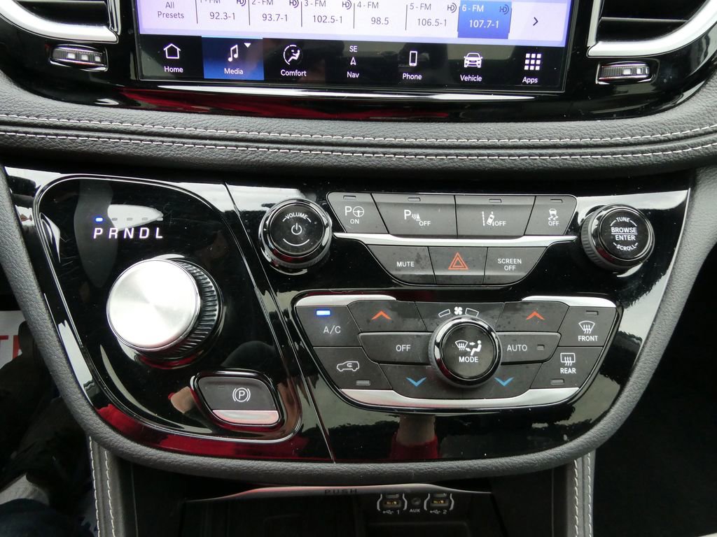 Used 2024 Chrysler Pacifica Premium image 34
