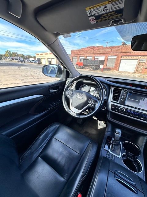 Used 2017 Toyota Highlander XLE image 25