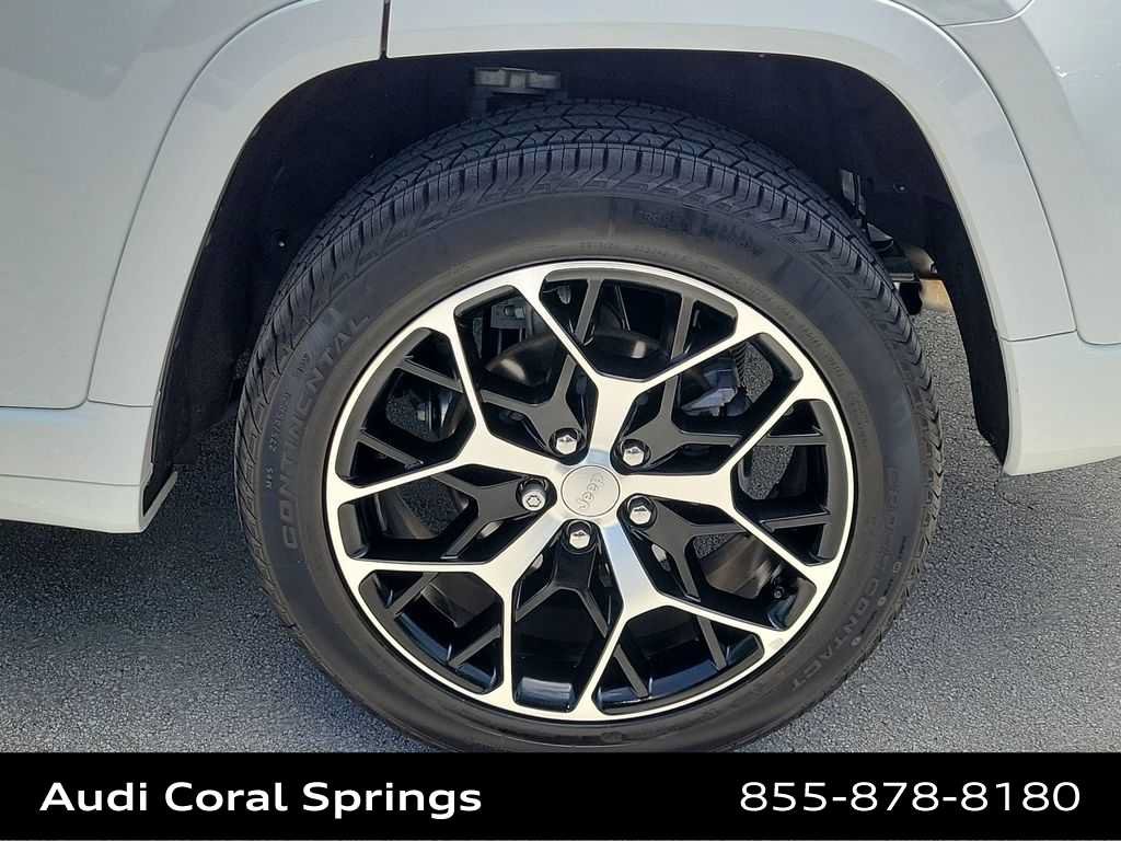 Used 2025 Jeep Grand Cherokee Summit AWD/4WD image 8