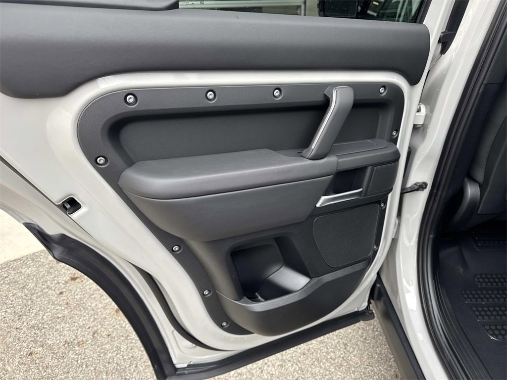 New 2026 Land Rover Defender 110 X-Dynamic SE image 11
