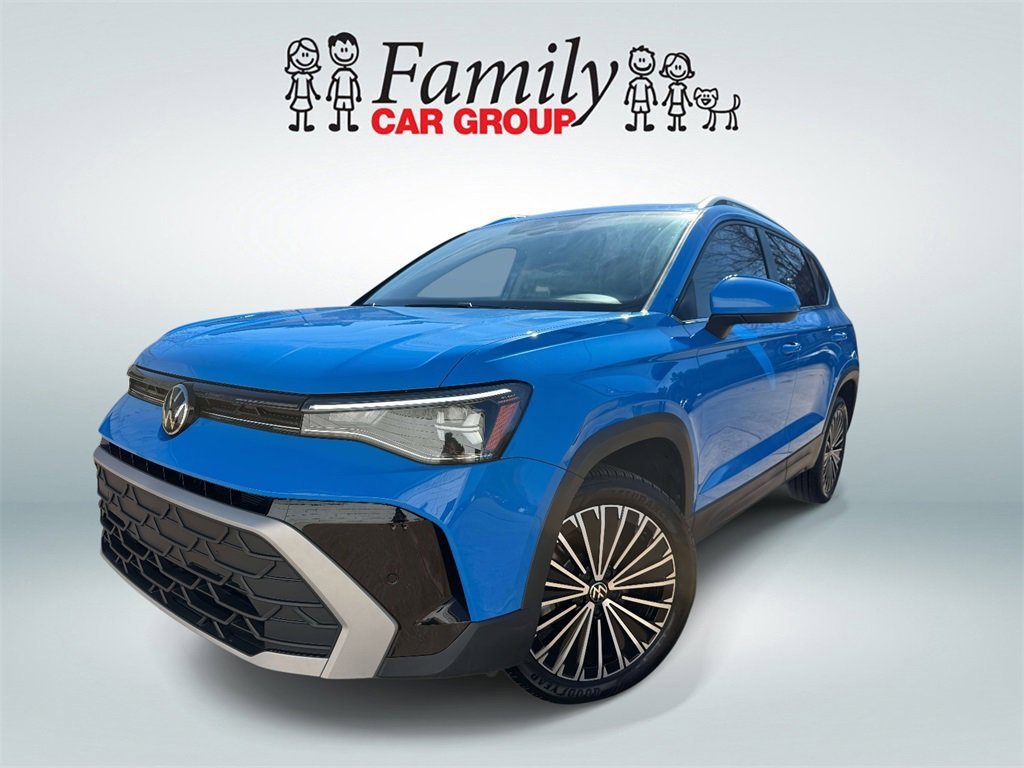 Used 2025 Volkswagen Taos SE w/ Panoramic Sunroof Package