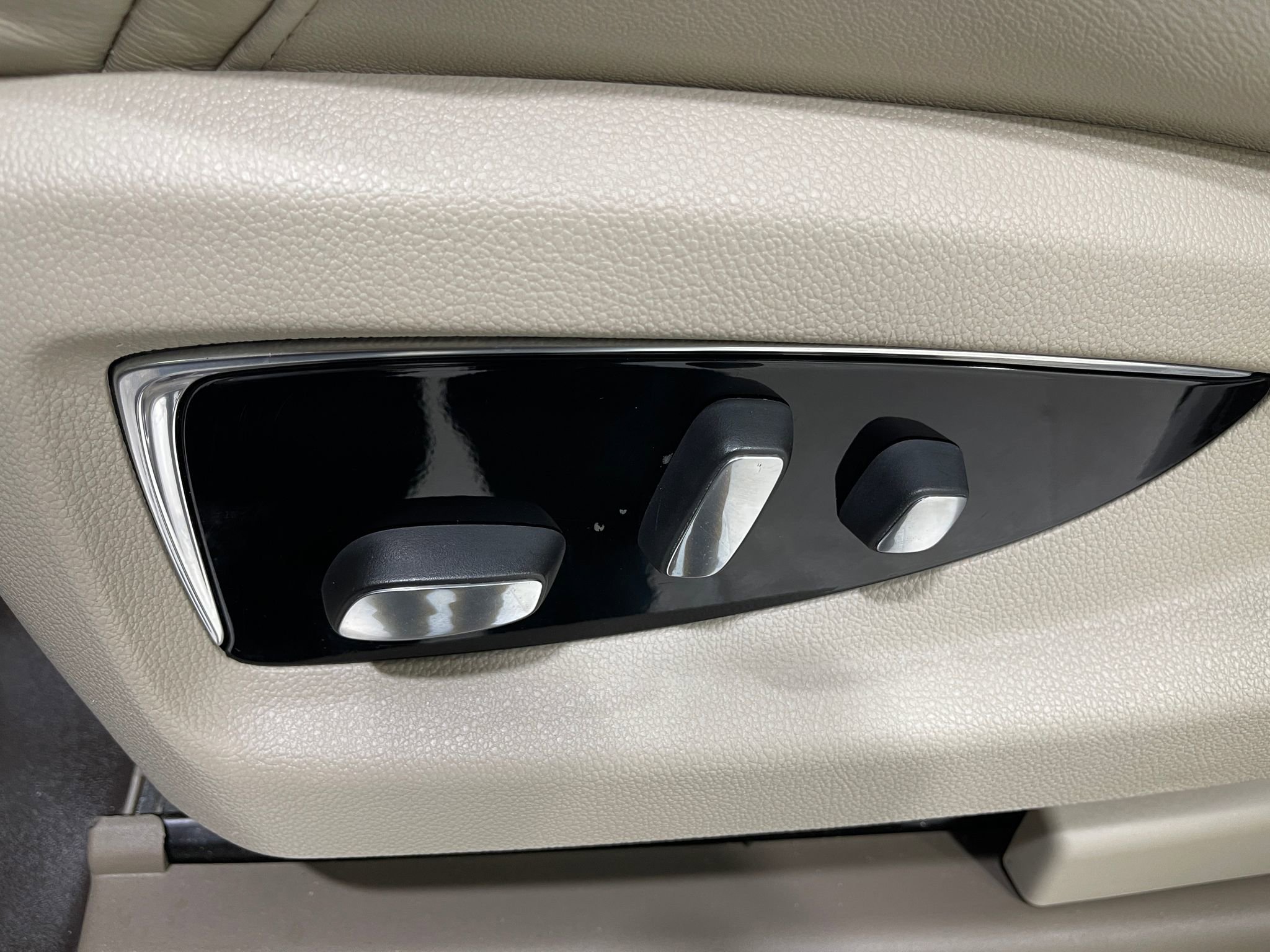 Used 2018 Cadillac Escalade ESV Premium Luxury AWD/4WD image 18