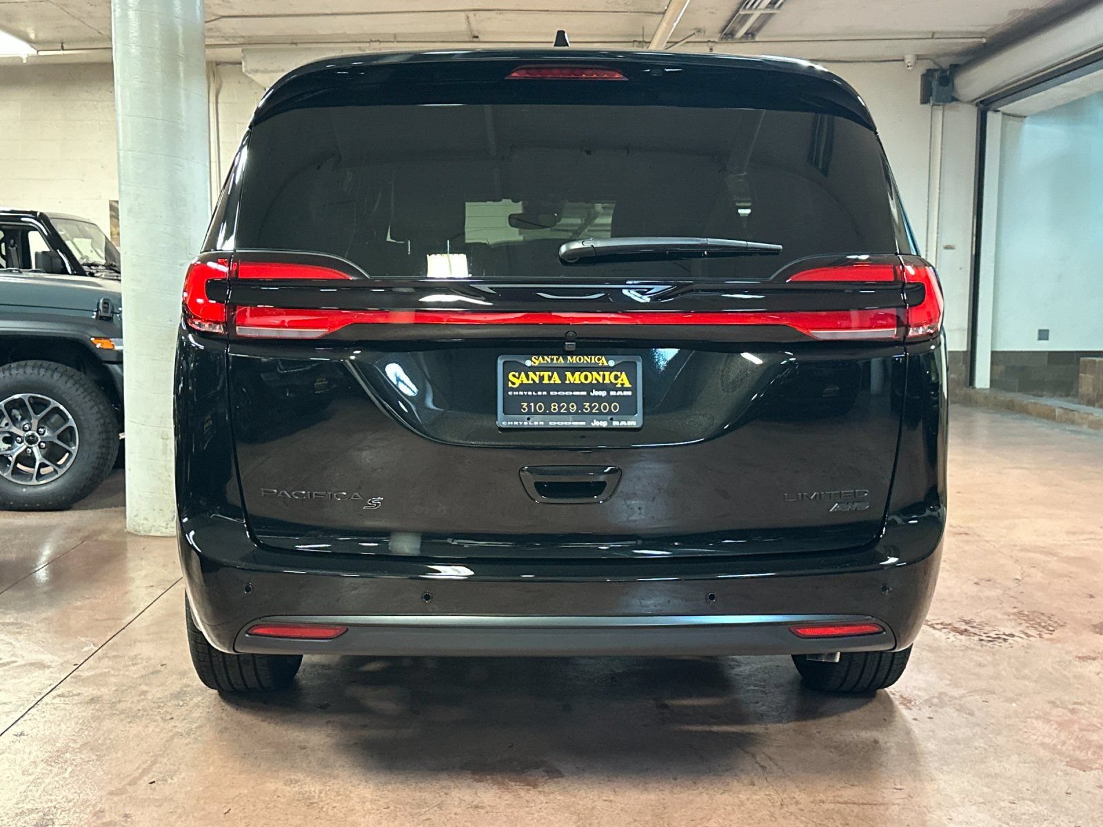 New 2027 Chrysler Pacifica Limited w/ Family Tech Group AWD/4WD image 4