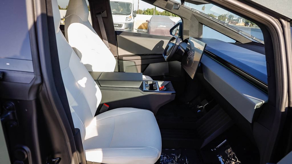 Used 2025 Tesla Cybertruck AWD Crew Cab image 21