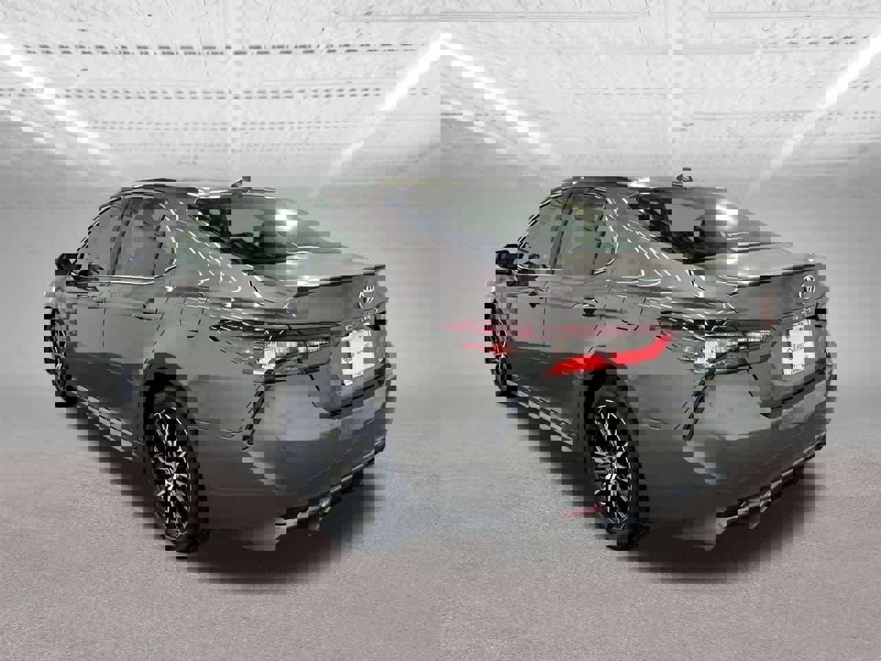 Used 2024 Toyota Camry SE image 3