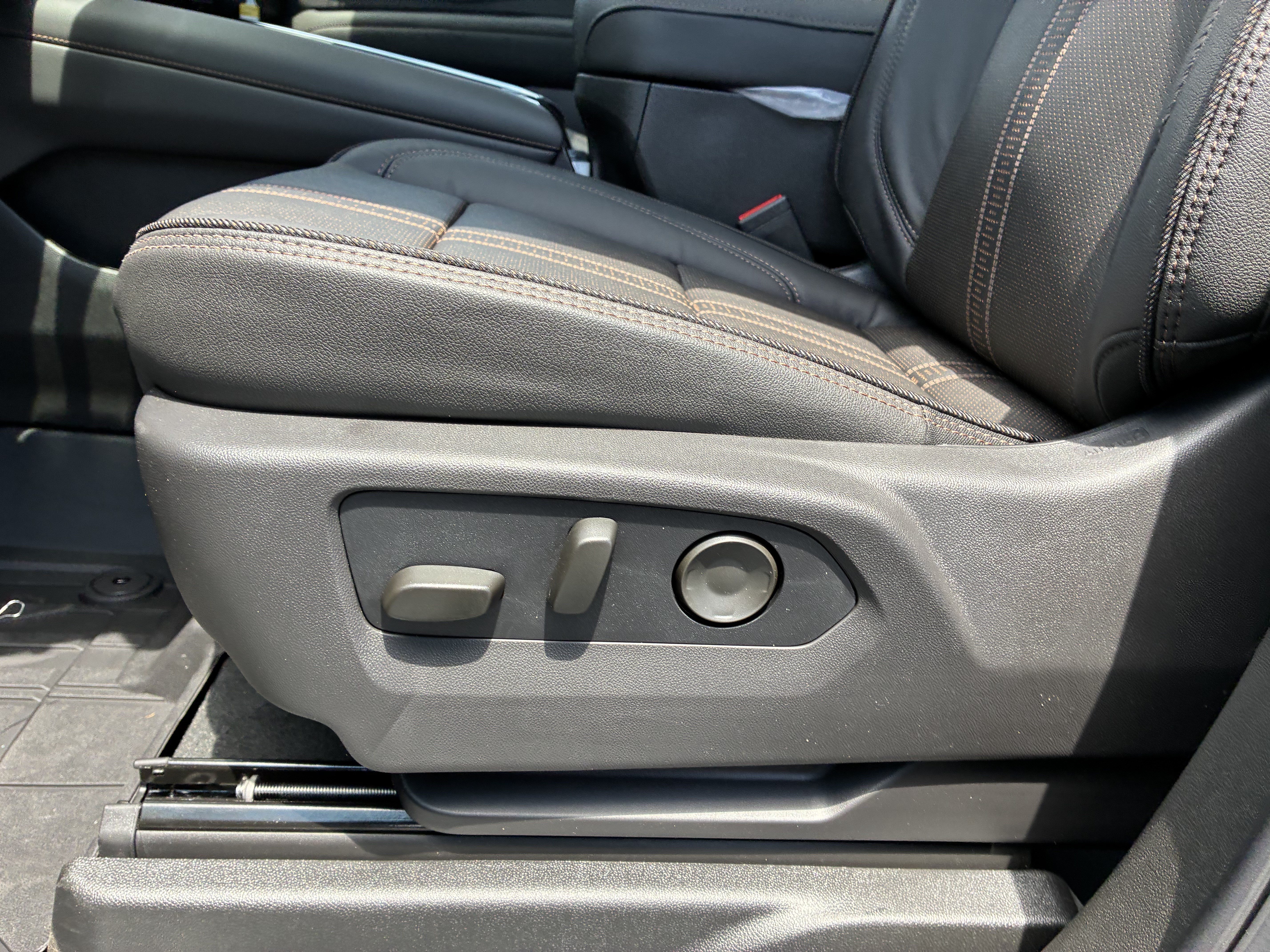 Used 2026 Chevrolet Suburban High Country RWD image 26