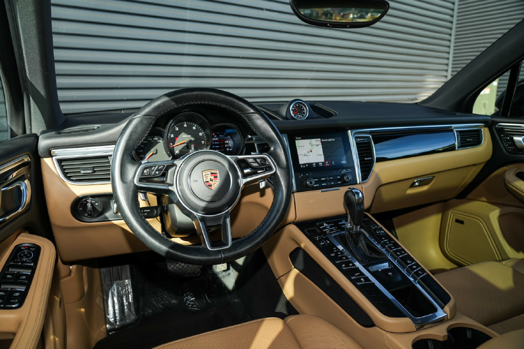 Certified 2018 Porsche Macan AWD/4WD image 30