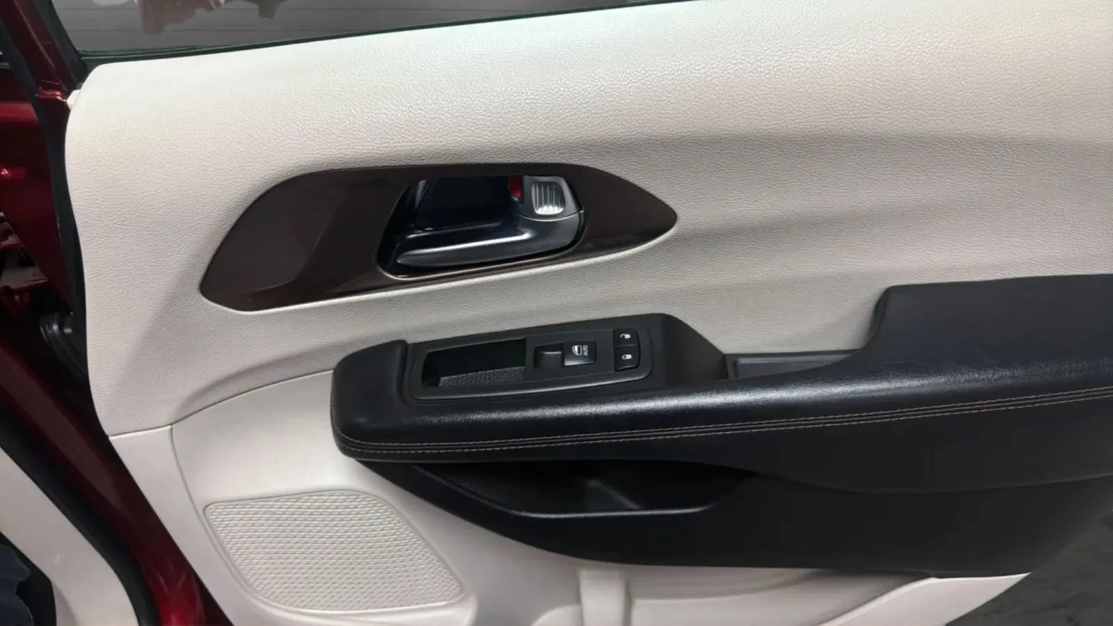 Used 2019 Chrysler Pacifica Touring-L FWD image 18