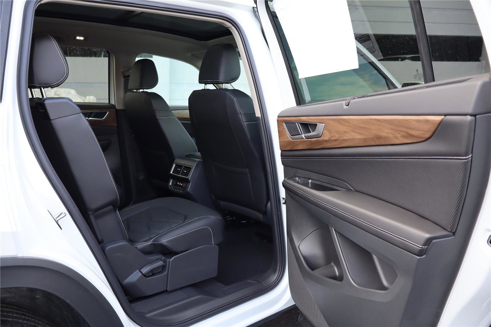 New 2026 Volkswagen Atlas SE image 30