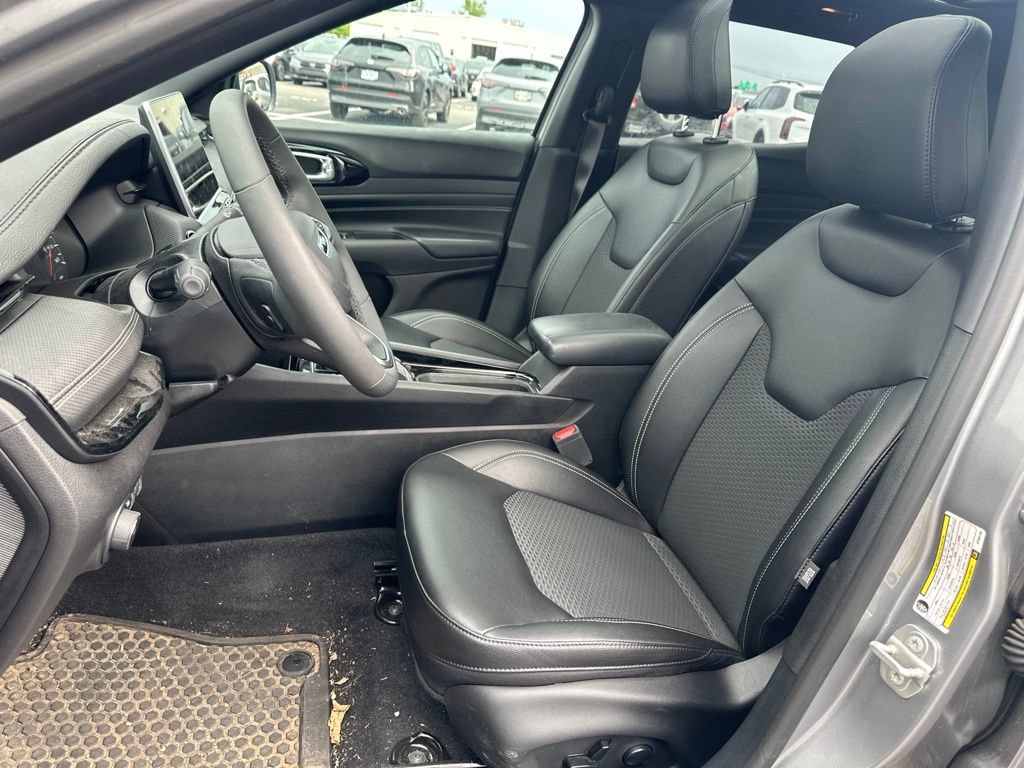 Used 2024 Jeep Compass Latitude w/ Sun and Sound Group AWD/4WD image 15