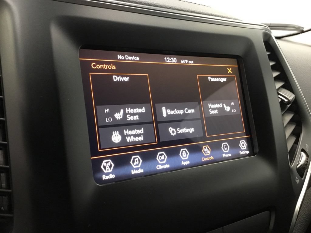 Used 2019 Jeep Cherokee Latitude Plus w/ Cold Weather Group AWD/4WD image 25
