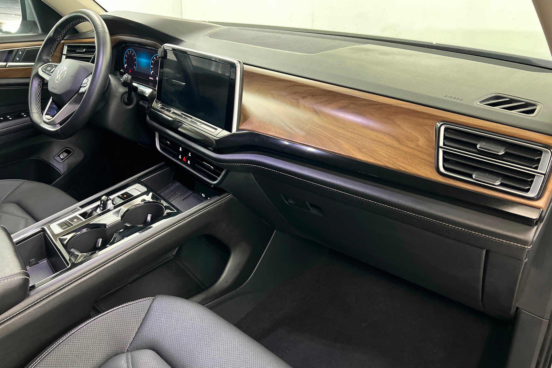 Used 2025 Volkswagen Atlas SE AWD/4WD image 26
