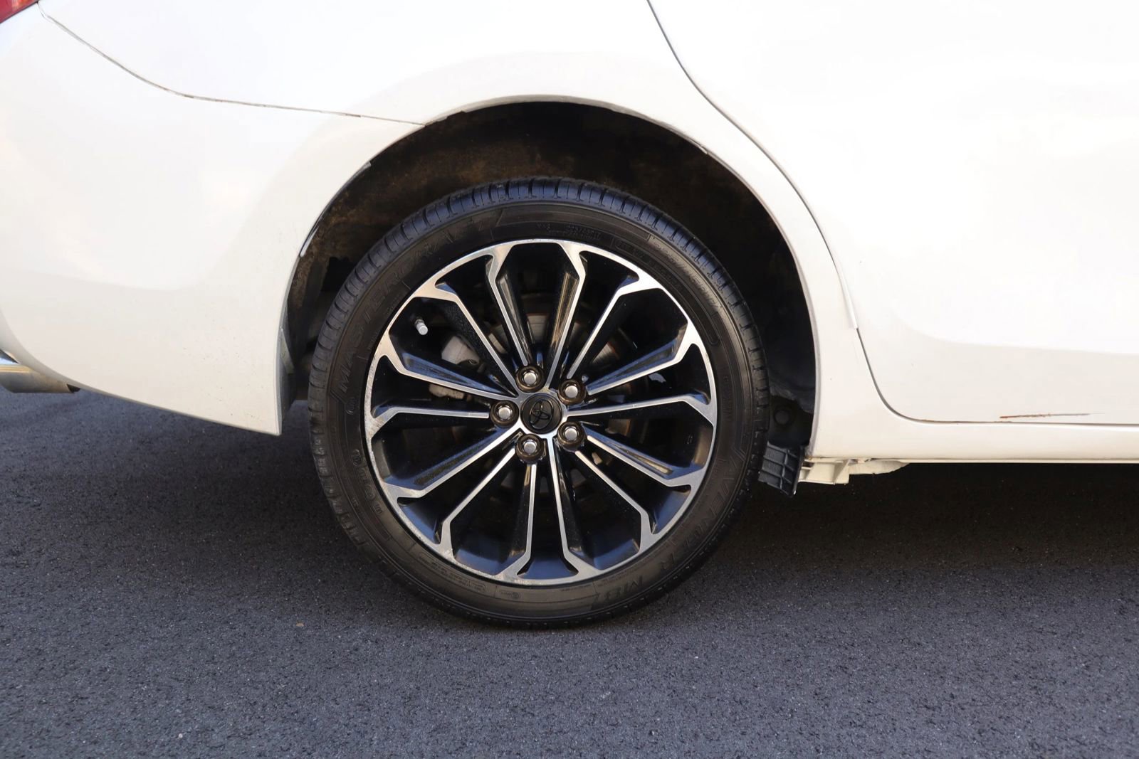 Used 2018 Toyota Corolla SE w/ SE Premium Package FWD image 5