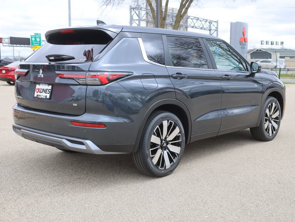 New 2025 Mitsubishi Outlander SE image 10